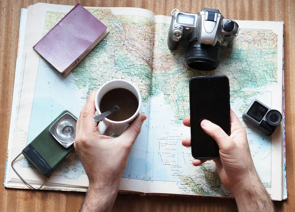 Eine Männliche Hand Mit Einer Tasse Kaffee Zeigt Thailand Auf — Stockfoto