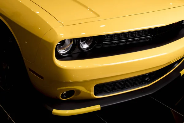 一辆豪华的现代黄色轿车前部的特写镜头 — 图库照片