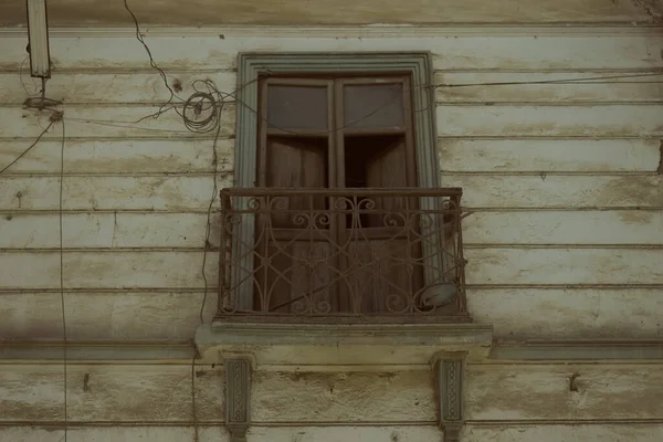 Nahaufnahme Eines Verwitterten Balkons Und Fenstern Eines Ländlichen Hauses — Stockfoto