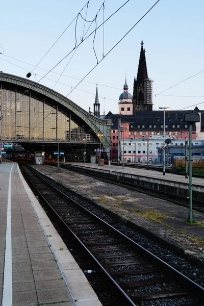 位于科隆铁路总站前侧的景观 右边是科隆主教座堂和圣乌苏拉尖塔 — 图库照片