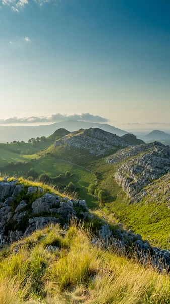 Eine Schöne Vertikale Aufnahme Von Bewaldeten Hügeln Und Klippen Einem — Stockfoto