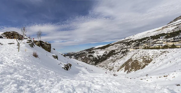 Niski Kąt Ujęcia Śnieżnych Gór Obszarów Wiejskich Wzgórzu Pochmurny Dzień — Zdjęcie stockowe