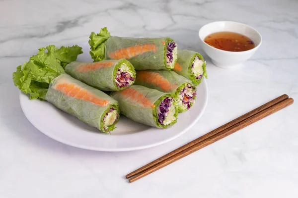 Close Rolos Vietnamitas Primavera Molho Peixe Mergulho Pauzinhos Uma Mesa — Fotografia de Stock