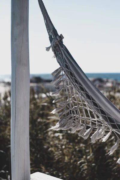 ビーチで白いハンモックの垂直選択的フォーカスショット — ストック写真