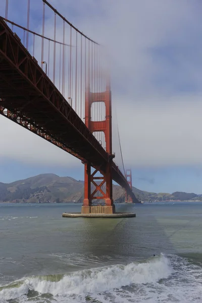 Вертикальний Знімок Моста Золоті Ворота Покритий Туманом Сан Франциско Штат — стокове фото