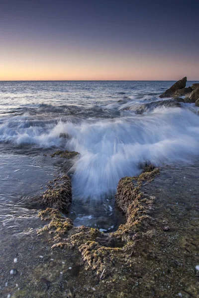Piękny Strzał Silnych Fal Morza Nad Zachodem Słońca — Zdjęcie stockowe
