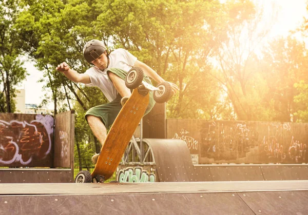Скейтбордист Робить Трюк Скейтпарку Під Променями Сонця — стокове фото