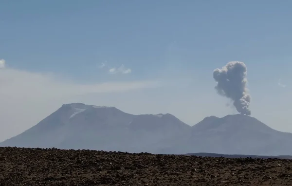 一个有趣的烟雾从一座火山冒出来 — 图库照片