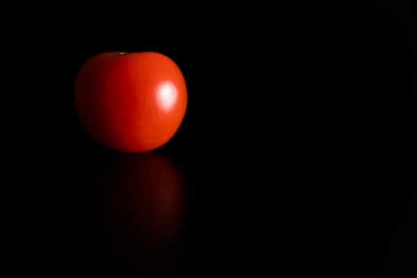 Nahaufnahme Einer Tomate Auf Schwarzer Umgebung — Stockfoto