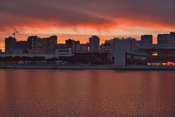 2019年2月26日 2019年2月26日 葡萄牙里斯本 首都商业中心落日 天空呈橙色 — 图库照片