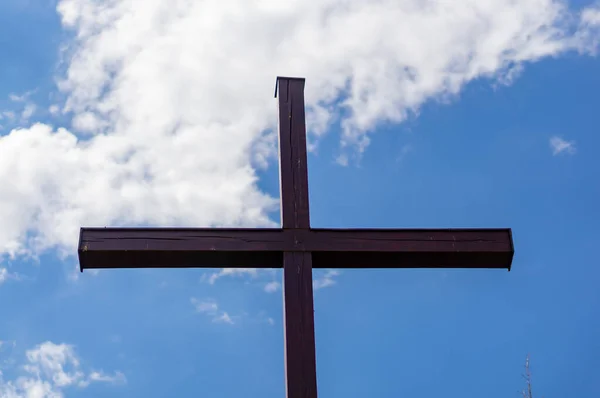 Niski Kąt Strzał Drewnianego Krzyża Zachmurzonym Błękitnym Tle Nieba — Zdjęcie stockowe