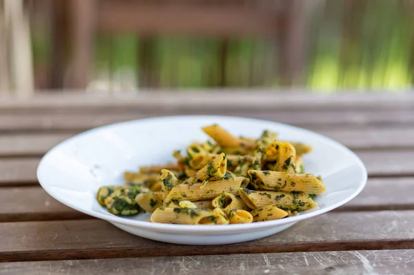 Een Close Van Gekookte Penne Met Kruiden Een Bord Een — Stockfoto