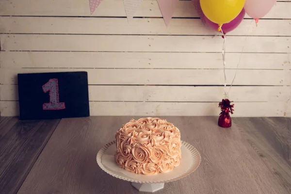 Bir Doğum Günü Pastası Üzerinde Bir Numara Olan Balonlar — Stok fotoğraf
