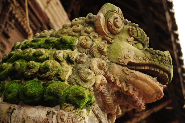 Tiro Ángulo Bajo Una Estatua Dragón Musgoso Frente Edificio Asiático — Foto de Stock