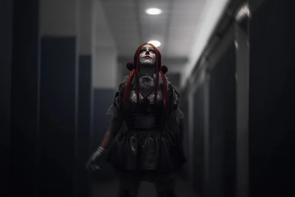 暗いホールで赤い髪とメイクを持つ女性のクローズアップショット ホラーコンセプト — ストック写真