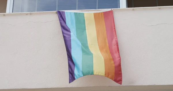 Una Bandera Orgullo Gay Colgando Lado Edificio — Foto de Stock