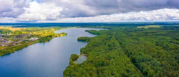 Tiro Aéreo Lago Rummu Cercou Árvores Florestais Sob Céu Nublado — Fotografia de Stock