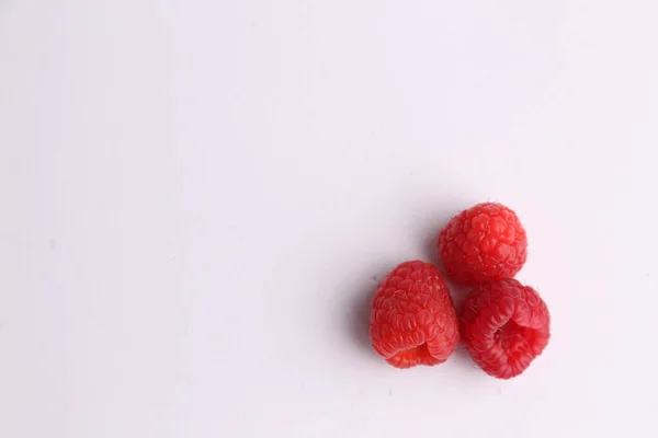 표면에 달콤하고 맛있는 라즈베리 — 스톡 사진