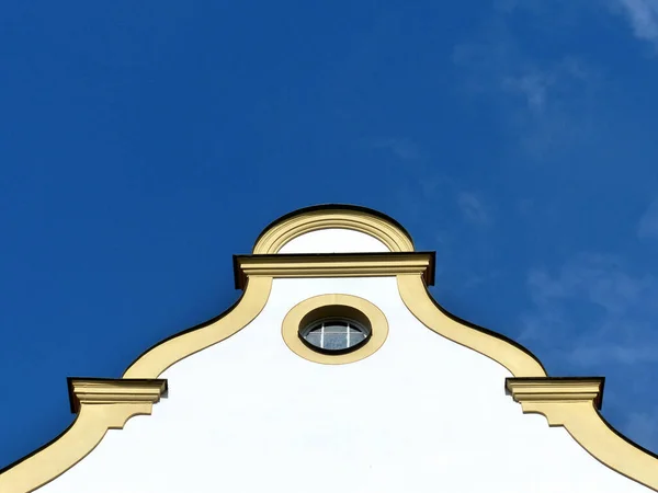 Nízký Úhel Záběru Bílé Budovy Štítek Malým Kruhovým Okénkem — Stock fotografie
