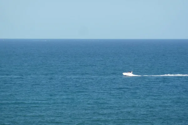 Tiro Aéreo Barco Alta Velocidade Mar Azul Sob Céu Limpo — Fotografia de Stock