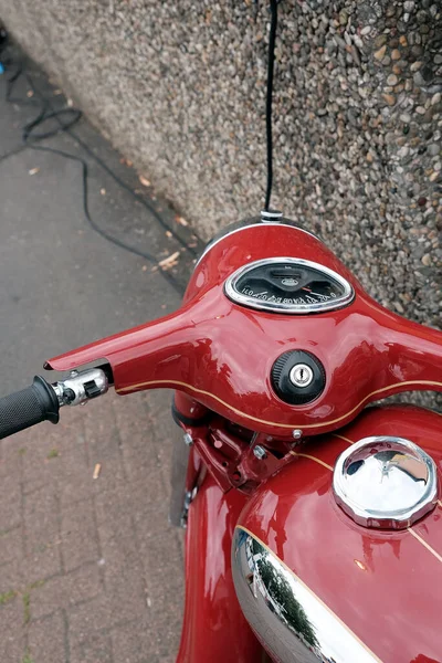 Ένα Κάθετο Πλάνο Από Μια Κόκκινη Vintage Μοτοσικλέτα Λεπτομέρειες — Φωτογραφία Αρχείου