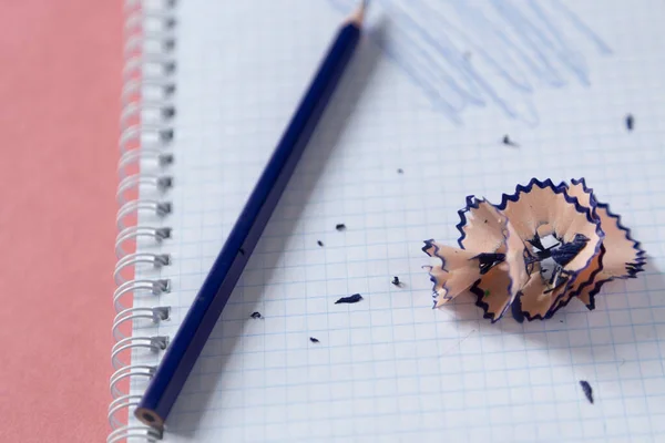 Kalem Talaşı Içeren Beyaz Bir Defter Kağıdındaki Mavi Bir Kalemin — Stok fotoğraf