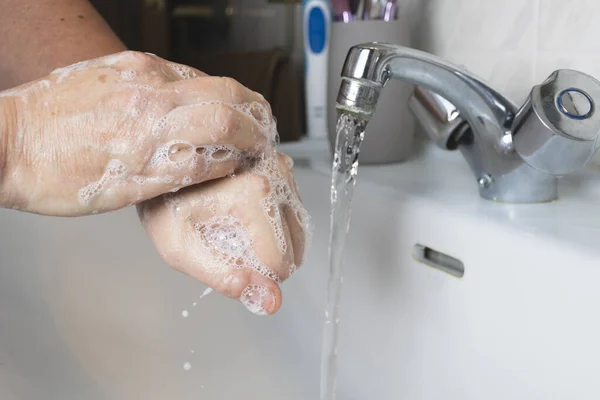 Primer Plano Hombre Lavándose Las Manos Con Jabón Espumoso Covid — Foto de Stock