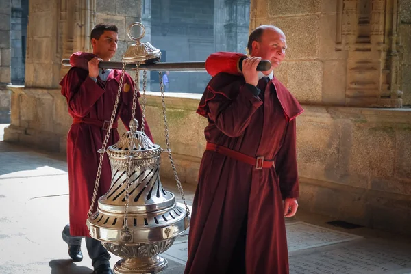 Santiago Compostela Hiszpania Kwi 2011 Dwóch Księży Usuwa Botafomeiro Ceremonii — Zdjęcie stockowe