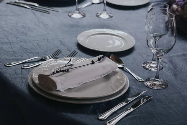 Elegante Stoviglie Piedi Tavolo Festivo Ristorante — Foto Stock