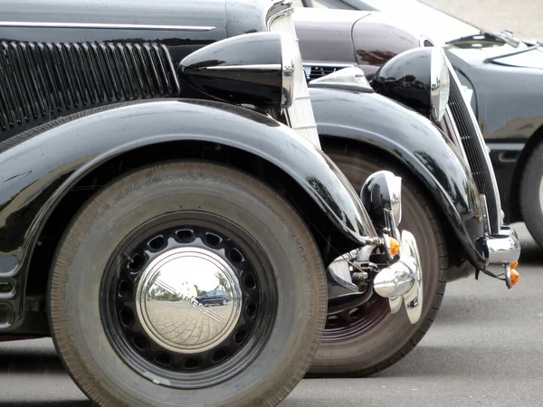 Крупный План Черных Старинных Автомобилей — стоковое фото