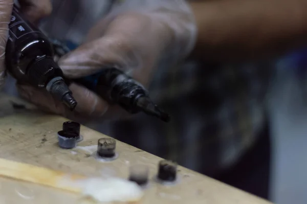 Een Tatoeëerder Met Een Tattoo Machine Dompel Inkten Voor Het — Stockfoto