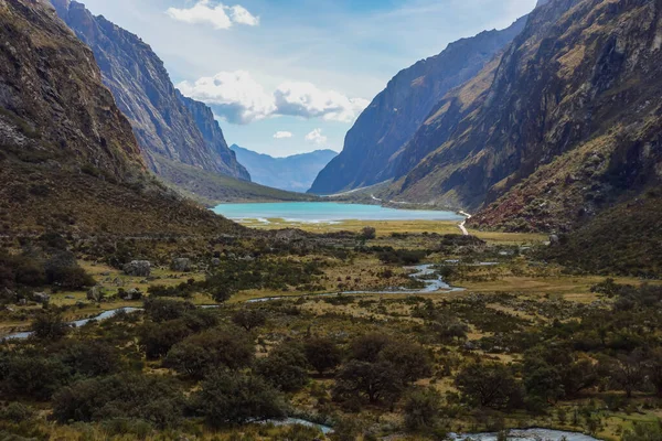 Úchvatný Výhled Pohoří Huascaran Peru Malým Jezerem Svahu — Stock fotografie