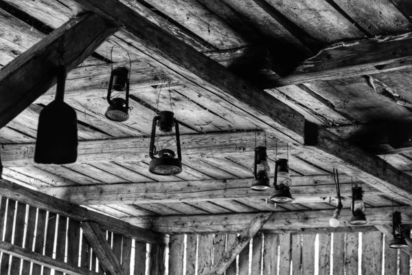 Szary Strzał Lamp Wiszących Drewnianym Suficie — Zdjęcie stockowe