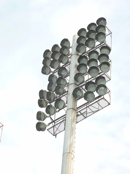 Pionowy Niski Kąt Strzał Stadionu Lekka Wieża — Zdjęcie stockowe