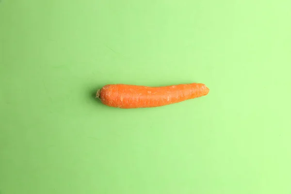 Eine Frische Bio Karotte Auf Einer Grünen Oberfläche — Stockfoto