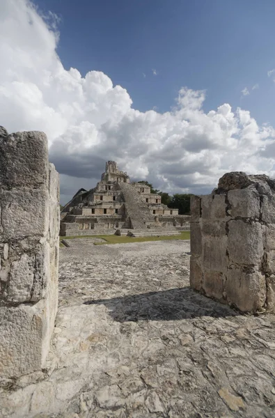 Egy Függőleges Felvétel Piramisok Maja Edzna Campeche Mexikóban Egy Felhős — Stock Fotó