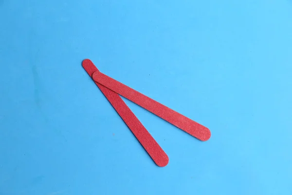 Ένα Κοντινό Πλάνο Δύο Κόκκινων Ραβδιών Μπλε Φόντο — Φωτογραφία Αρχείου