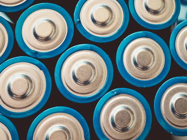 Vysokoúhlý Výstřel Skupiny Modrých Baterií Povrchu — Stock fotografie