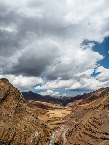 Ángel Alto Toma Sendero Rodeado Altas Montañas Rocosas Bajo Cielo —  Fotos de Stock