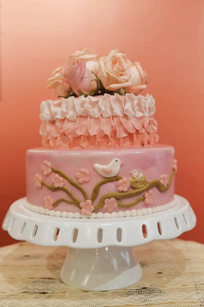 花のピンクのウェディングケーキの垂直ショット — ストック写真