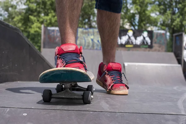 Une Mise Point Peu Profonde Jeune Garçon Skateboard Dans Zone — Photo