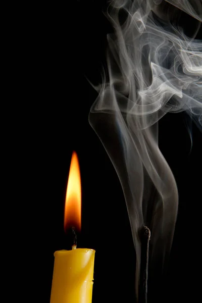 Pionowe Ujęcie Spalonego Zapałki Dymem Zapaloną Świecą Odizolowane Czarnym Tle — Zdjęcie stockowe