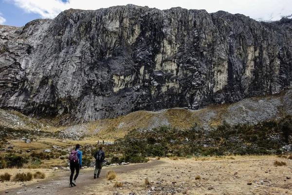 Uma Bela Foto Grupo Caminhantes Uma Paisagem Rochosa Perto Montanha — Fotografia de Stock