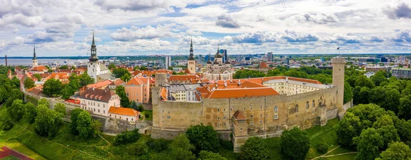 Luftaufnahme Der Altstadt Von Tallinn Mit Orangefarbenen Dächern Kirchtürmen Und — Stockfoto