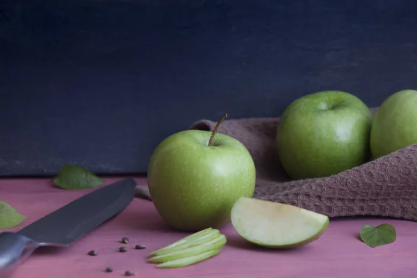 Gros Plan Pommes Vertes Fraîches Côté Morceau Tissu Décoratif Brun — Photo