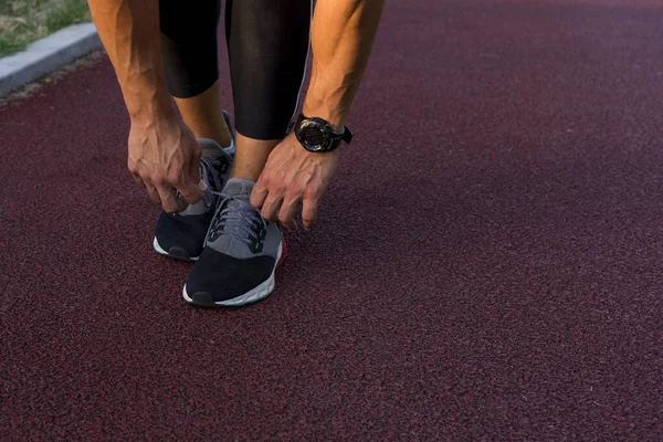 Primer Plano Atleta Atándose Los Zapatos Pista Preparándose Para Correr — Foto de Stock