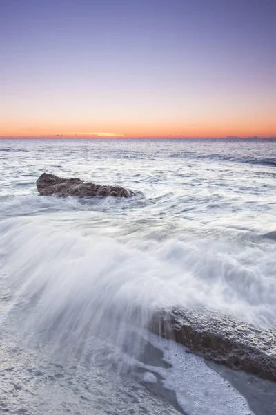 Una Toma Vertical Del Mar Ondulado Durante Puesta Sol Perfecto — Foto de Stock