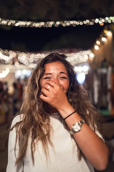 Una Mujer Blanca Bronceada Feliz Parque Atracciones — Foto de Stock