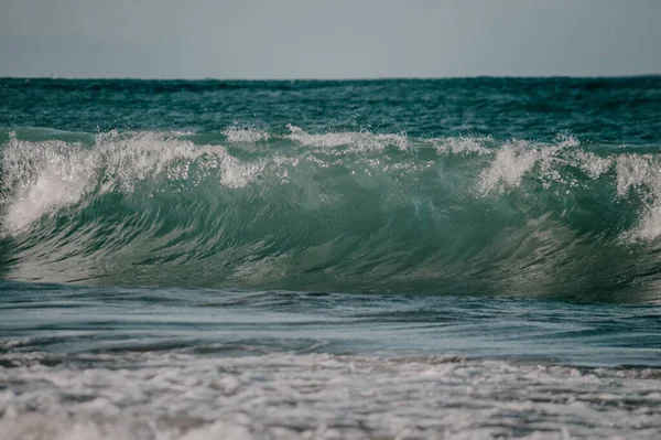 在灰蒙蒙的天空下拍出美丽的波浪形大海 — 图库照片