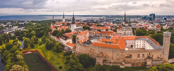 Luftaufnahme Der Altstadt Von Tallinn Mit Orangefarbenen Dächern Kirchtürmen Und — Stockfoto